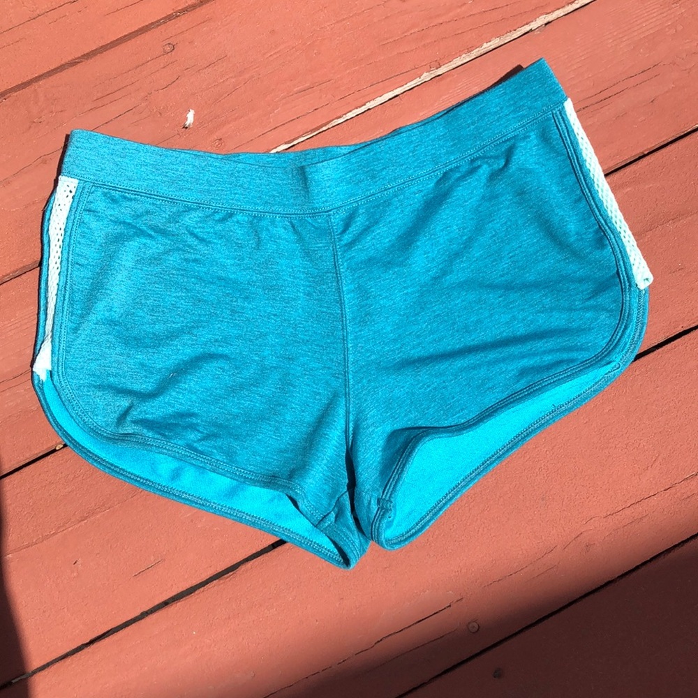 NWOT FABLETICS SIDE VENTED ATHLETIC SHORTS, SIZE M